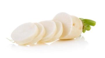 Rábanos daikon aislado sobre fondo blanco. foto