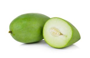 mango verde sobre fondo blanco