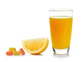 Naranja fresca y vaso con jugo y vitamina c aislado sobre fondo blanco. foto