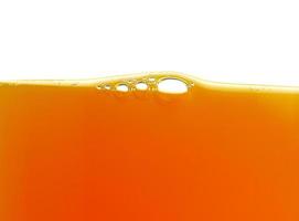 burbujas amarillas en el jugo de naranja