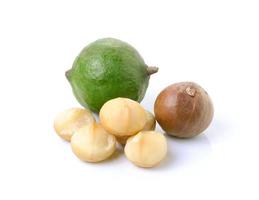 Nueces de macadamia sobre fondo blanco.