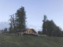 pequeña casa en las montañas del cáucaso. sochi, rusia foto