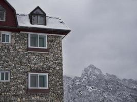 una gran casa de piedra en un paisaje montañoso nevado. Corea del Sur foto