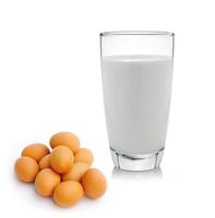 huevo y leche aislado sobre fondo blanco foto