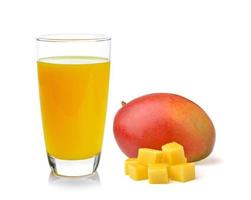 Vaso lleno de jugo de mango y mango aislado sobre fondo blanco.