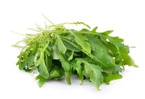 Ensalada de rúcula dulce o rúcula hojas de lechuga aislado sobre fondo blanco. foto