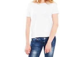 Mujer en camiseta blanca aislada - chica con camiseta elegante de cerca