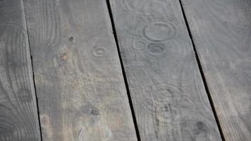 lluvia. las gotas de lluvia caen sobre tablas de madera. otoño.