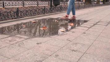 pies con botas sobre un charco video