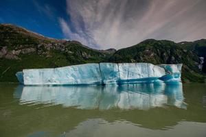 Reflexión del iceberg, Shakes Lake, Alaska foto