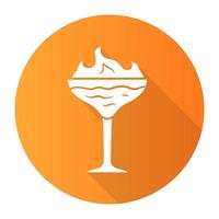 Icono de glifo de larga sombra de diseño plano naranja cóctel llameante. Copa de martini con bebida y fuego ardiente. beber con alcohol de alta graduación inflamable. ilustración de silueta de vector