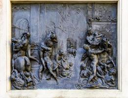 Placa de bronce en la estatua de la violación de las sabinas por Giambologna en Loggia dei Lanzi en Florencia, Italia. foto