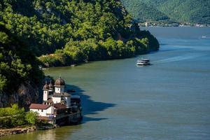 Monasterio de mraconia en el lado rumano de la garganta del río Danubio djerdap foto