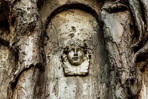 Figura de madera en la fachada del edificio antiguo foto