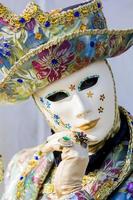 Venecia, Italia, 10 de febrero de 2013 - Persona no identificada con máscara de carnaval veneciano en Venecia, Italia. en 2013 se celebra del 26 de enero al 12 de febrero.