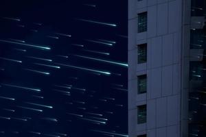 lluvia de meteoritos en el cielo nocturno nube oscura reflexión ventana del edificio