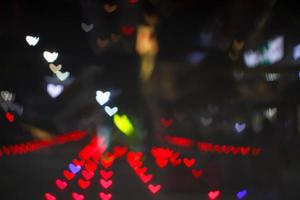 Bokeh rojo y desenfoque en forma de corazón amor San Valentín colorida luz nocturna en el piso foto