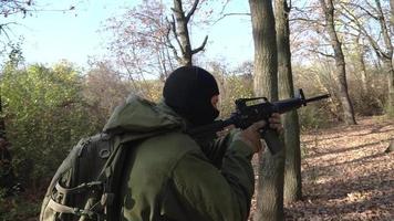 soldat avec fusil dans la forêt video