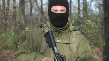soldado con rifle en el bosque video