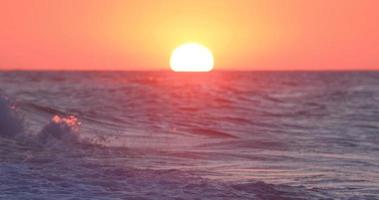 landskap med solnedgång i havet eller havet video