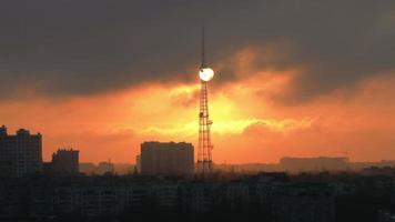 paisaje con puesta de sol en la gran ciudad video