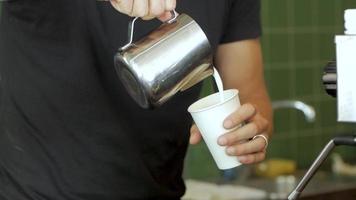 close-up van het maken van koffie video