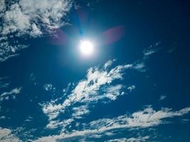 cielo azul con nubes y sol foto