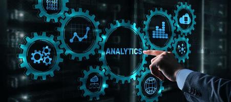 estadística de estrategia de análisis de datos analíticos. presionando el dedo sobre el análisis de inscripción foto