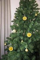 árbol de Navidad. Decoraciones navideñas naranjas para navidad. foto