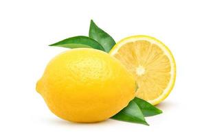 Fruta de limón natural con corte por la mitad y hoja verde aislado sobre fondo blanco.