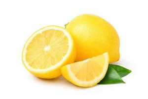 Fruta de limón natural con cortada por la mitad y hojas verdes aisladas en blanco