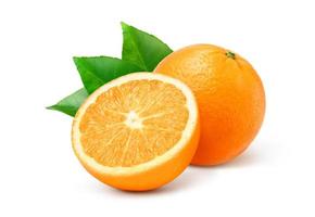 Fruta naranja cortada por la mitad y hojas verdes aisladas sobre fondo blanco.