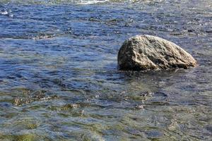que fluye hermoso río lago hemsila, hemsedal, viken, noruega. foto