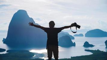 los hombres viajan fotografiando en la montaña. turista en vacaciones de verano. paisaje hermosa montaña en el mar en el mirador samet nangshe. bahía de phang nga, viaje a tailandia, viaje aventura naturaleza. foto