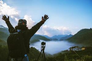 hombre asiático viajes naturaleza. viajar relajarse. fotografía paisaje parque natural en la montaña. tailandia