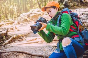fotografo mujeres asiáticas viajando fotografia naturaleza. viaje relajarse en el paseo de vacaciones en el bosque. tailandia foto