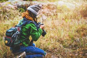 fotografo mujeres asiáticas viajando fotografia naturaleza. viaje relajarse en el paseo de vacaciones en el bosque. tailandia foto