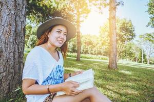 las mujeres asiáticas se relajan en las vacaciones. estudiar leer un libro. leer un libro en el jardín en la montaña. En Tailandia foto