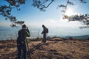 fotógrafo amante mujeres y hombres asiáticos viajar relajarse en las vacaciones. fotografiar la atmósfera de los paisajes de montaña por la mañana. en el invierno. En Tailandia foto