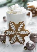 cacao navideño, galletas de jengibre y decoraciones.