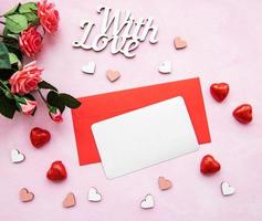 tarjeta greeteng en blanco con rosas y corazones