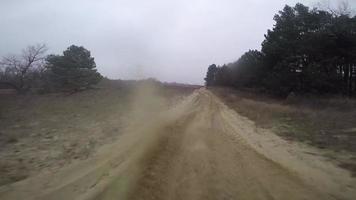 passeio de ATV pela estepe, areia e terreno video