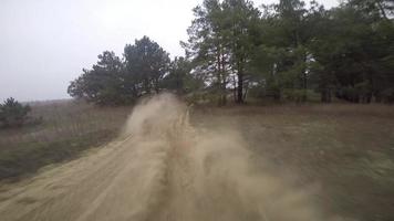 passeio de ATV pela estepe, areia e terreno video