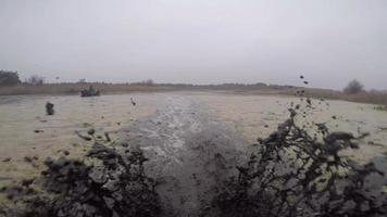 balade en vtt à travers le marais, l'eau, la saleté et les roseaux - gopro cam video