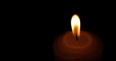 Kerze im Dunkeln mit Flare Flamme video