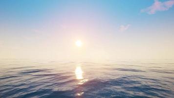 3D-bakgrund som flyger över havet under solnedgången video