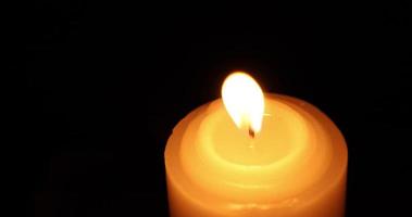 Kerze im Dunkeln mit Flare Flamme video