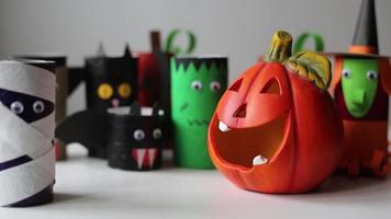 monstruos de halloween de rollos de papel higiénico. manualidades infantiles para halloween. video