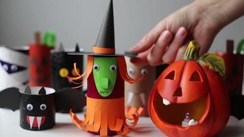 monstres d'halloween à partir de rouleaux de papier toilette. artisanat pour enfants pour Halloween.