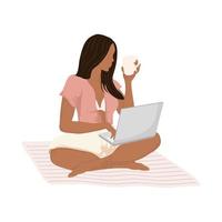 mujer joven afro usando laptop y tomando café vector